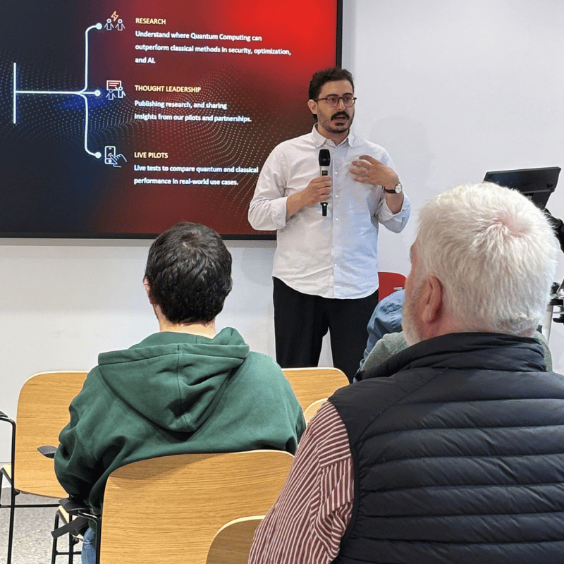 Bruno Chagas presenting on quantum machine learning at the techBREK Quantum Series event